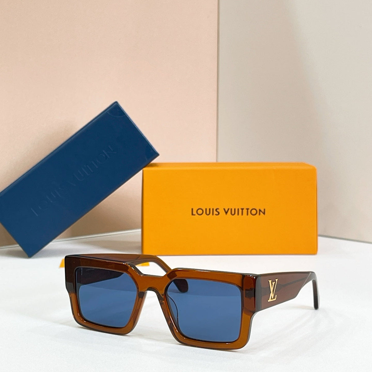 Louis Vuitton Z1579E Sunglasses product image 1, provided for visual reference and product detail review