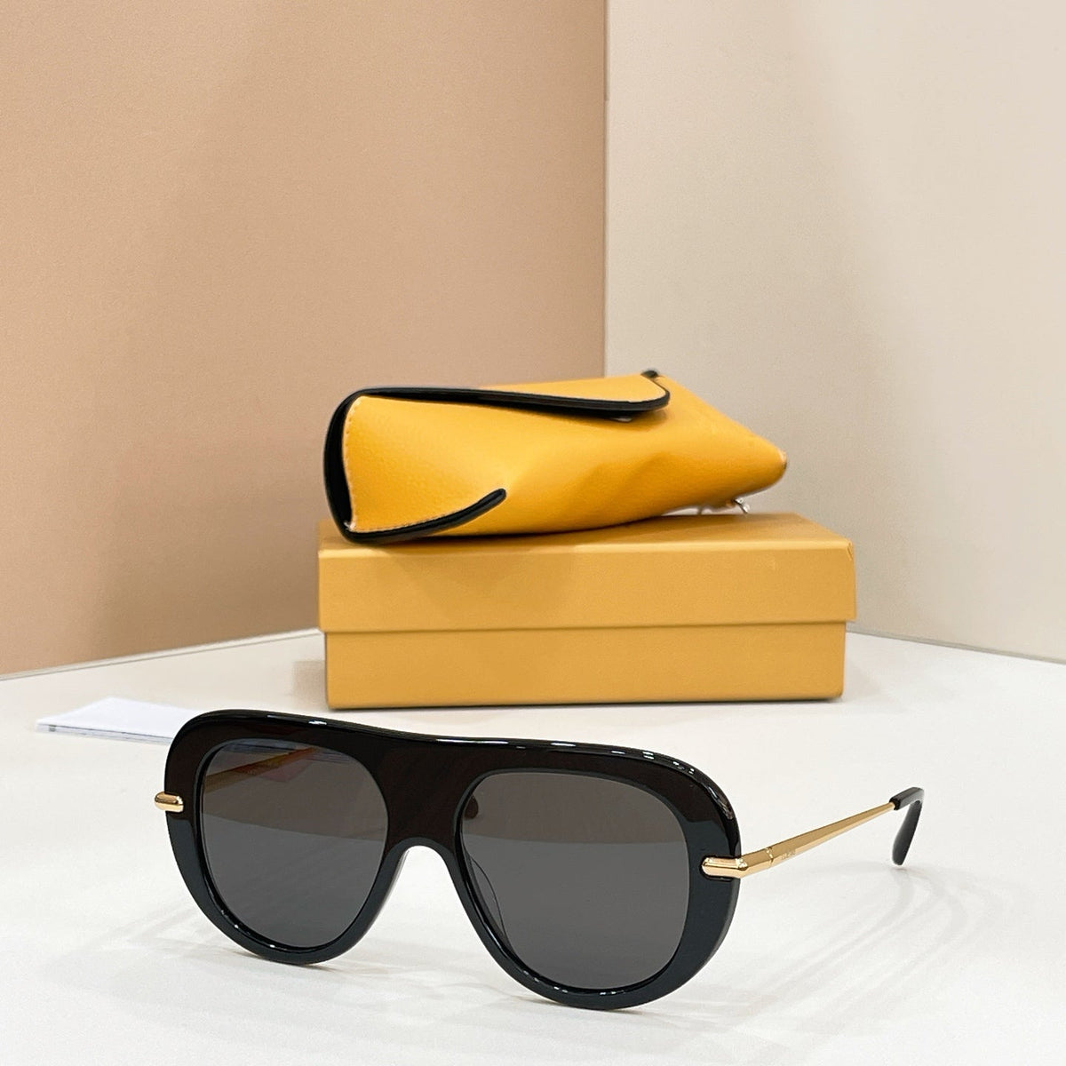 Loewe LW40186U Sunglasses product image 2, provided for visual reference and product detail review