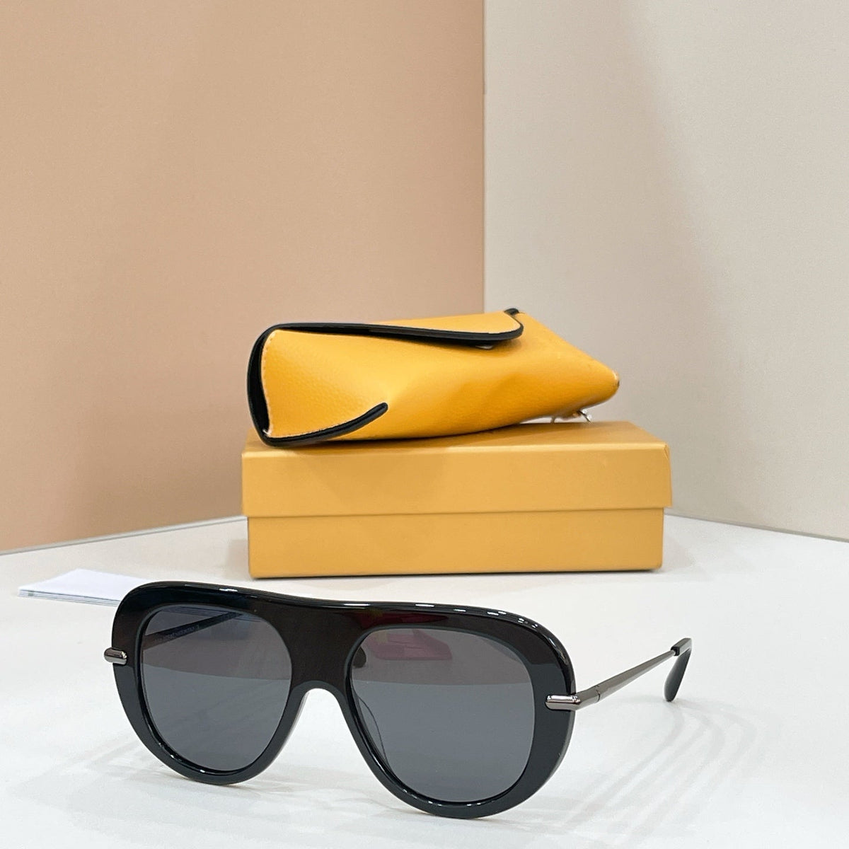 Loewe LW40186U Sunglasses product image 5, provided for visual reference and product detail review