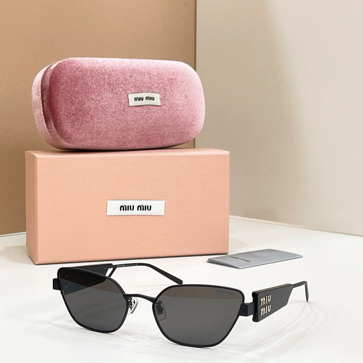 Miu Miu SMU 65WS Sunglasses product image 1, provided for visual reference and product detail review