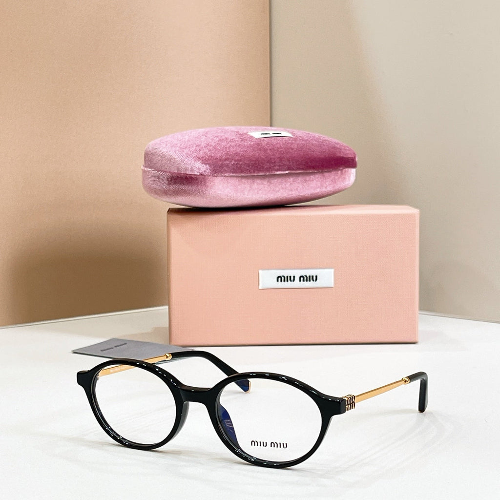 Miu Miu SMU B62 Sunglasses product image 1, provided for visual reference and product detail review