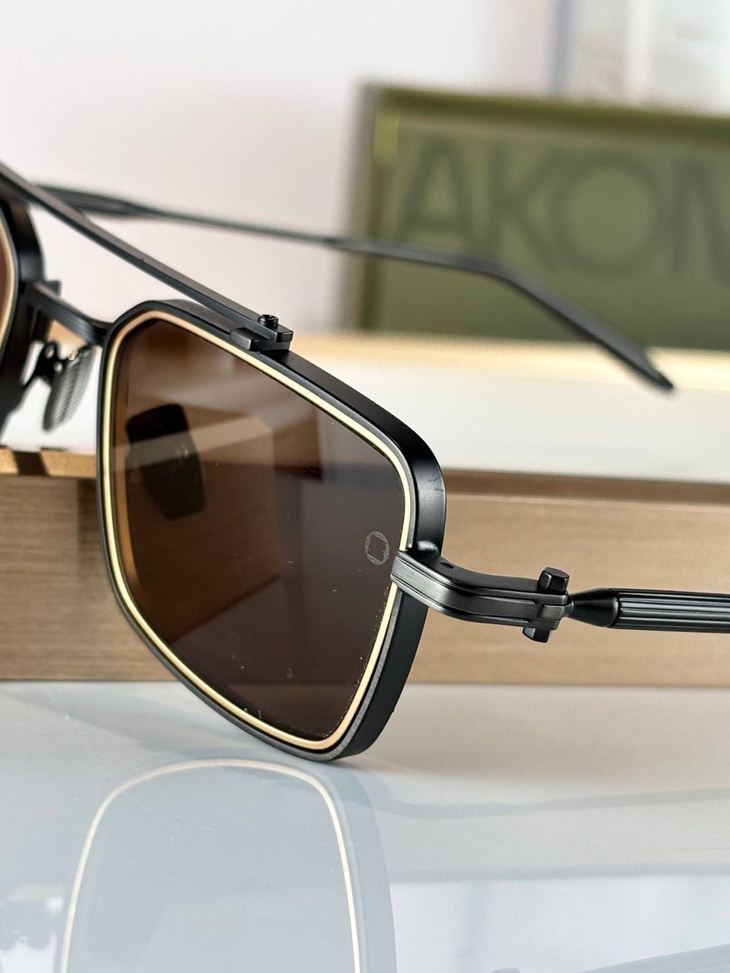 AKONI AKS-304A Sunglasses product image 7, provided for visual reference and product detail review