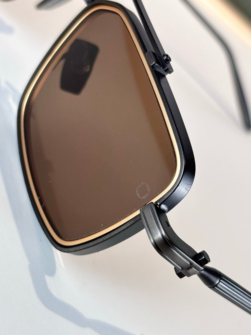 AKONI AKS-304A Sunglasses product image 9, provided for visual reference and product detail review