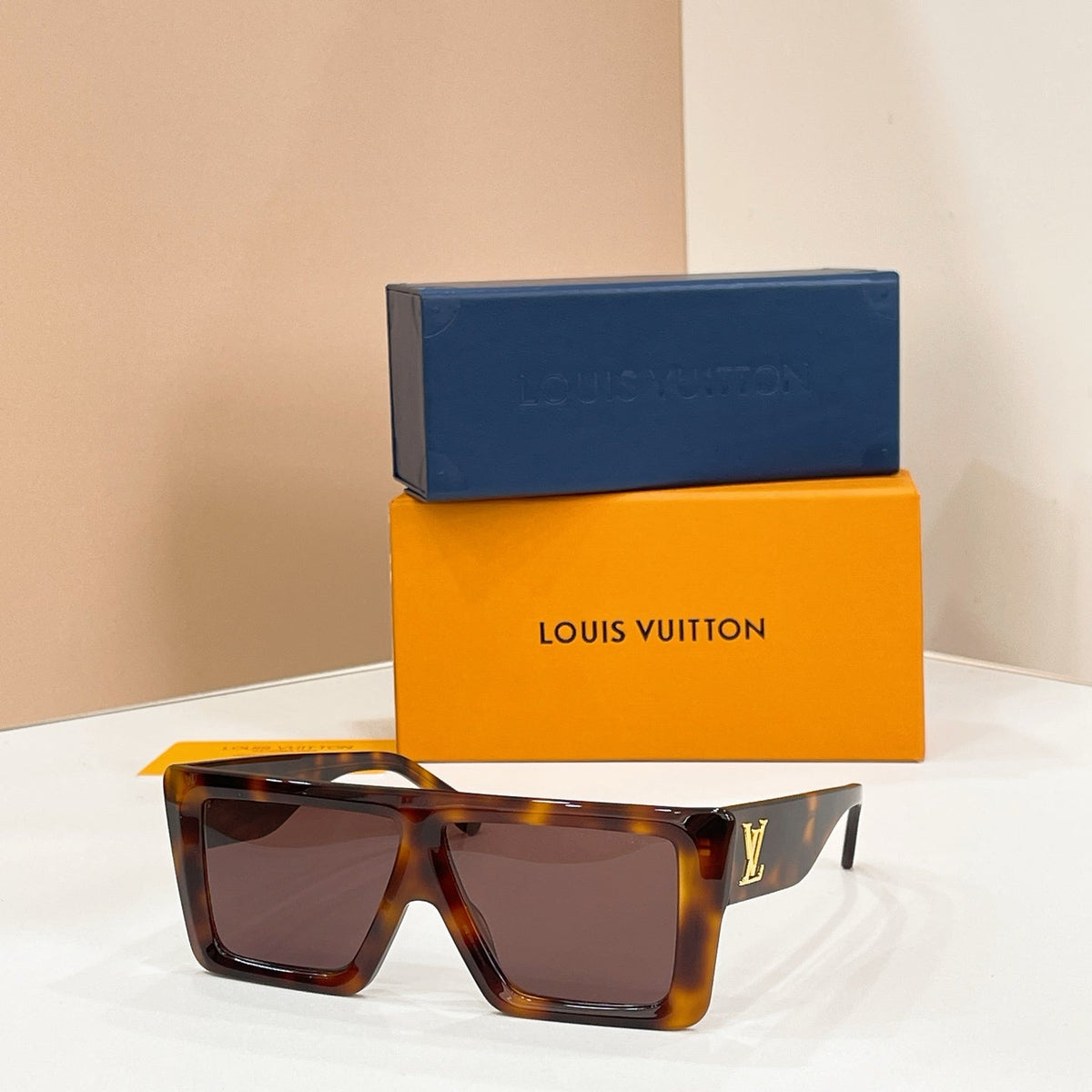 Louis Vuitton Z2916 Eyeglass Frames product image 1, provided for visual reference and product detail review