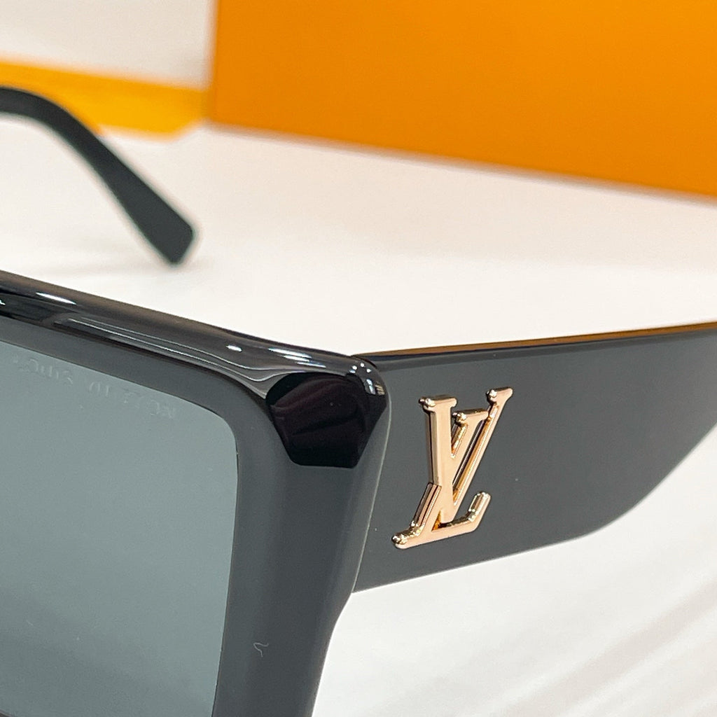 Louis Vuitton Z2916 Eyeglass Frames product image 4, provided for visual reference and product detail review