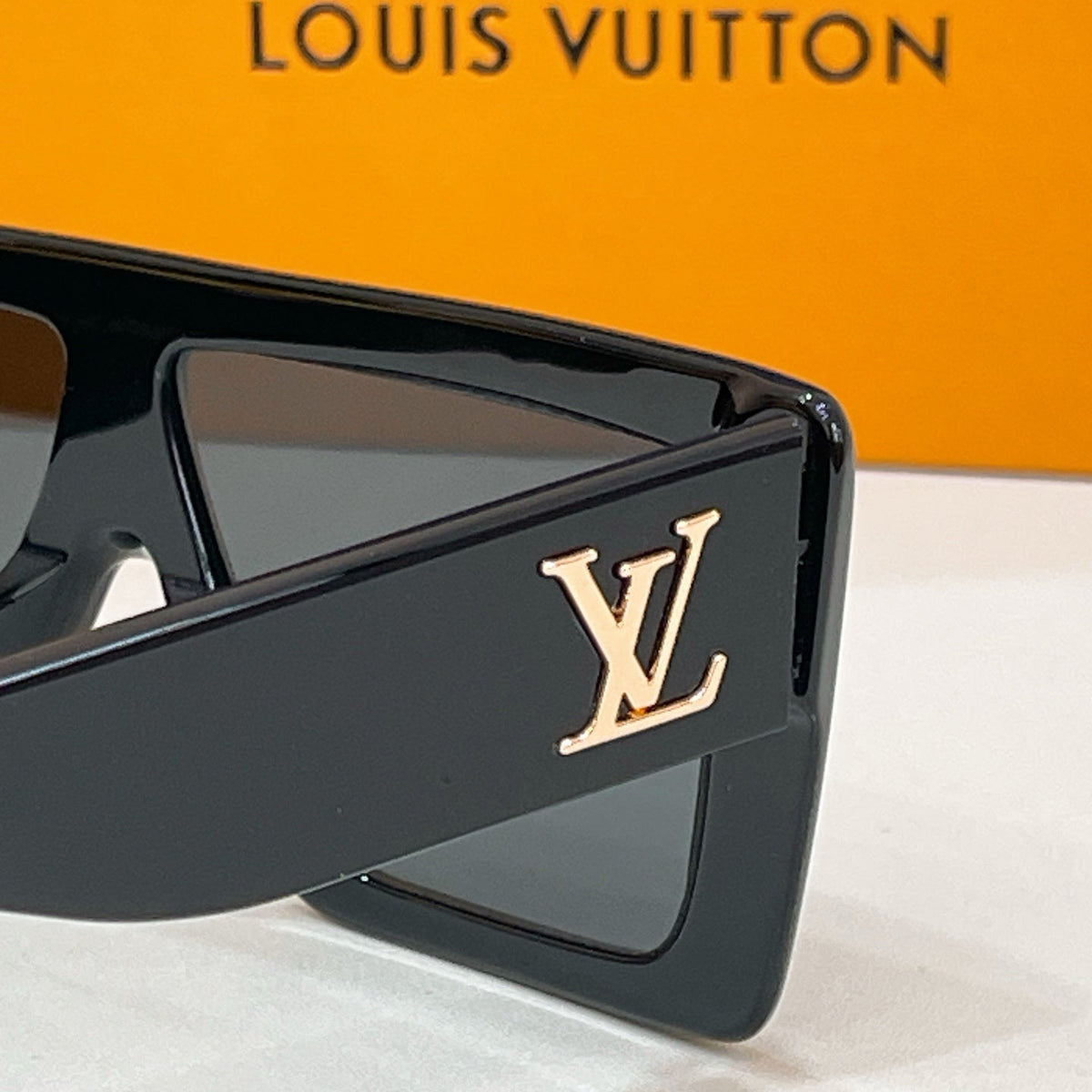 Louis Vuitton Z2916 Eyeglass Frames product image 5, provided for visual reference and product detail review