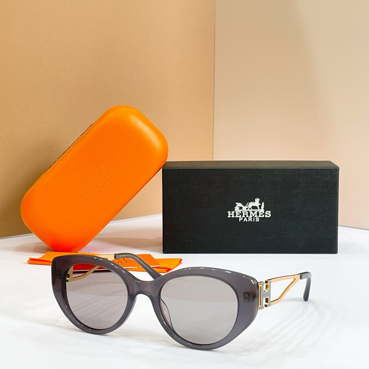 Hermes H8125S Sunglasses product image 2, provided for visual reference and product detail review