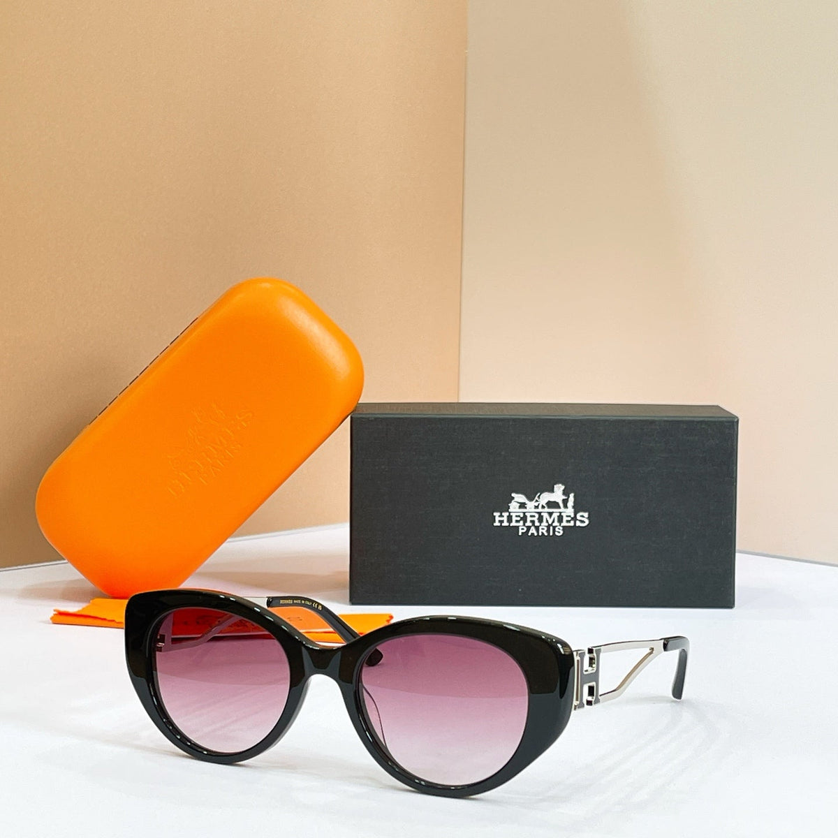 Hermes H8125S Sunglasses product image 6, provided for visual reference and product detail review