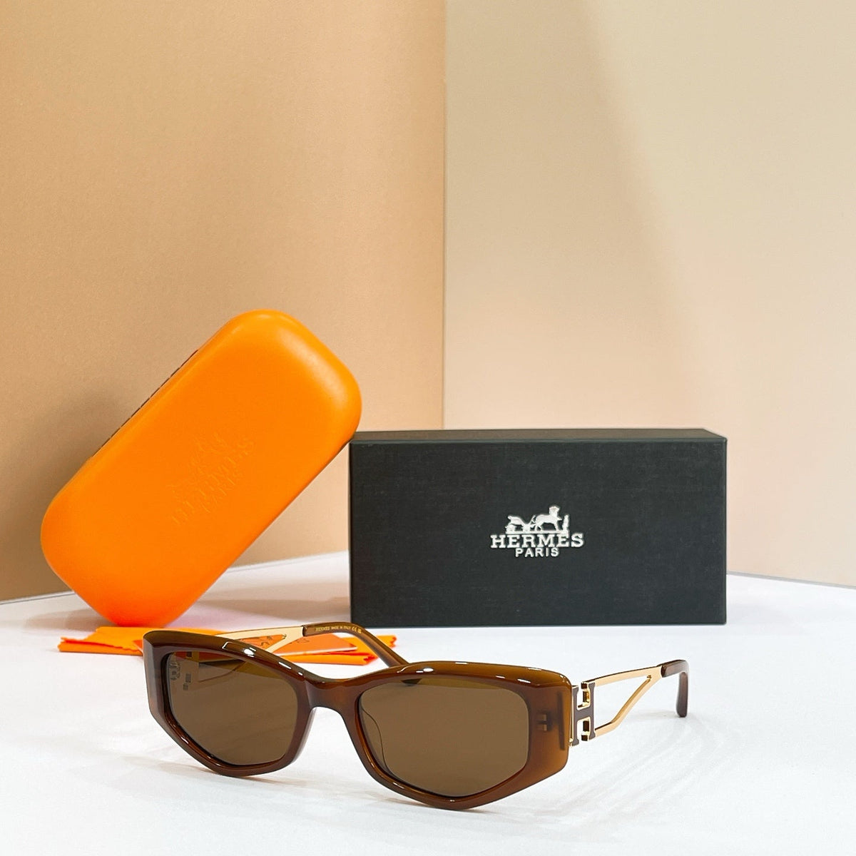 Hermes H8126S Sunglasses product image 3, provided for visual reference and product detail review