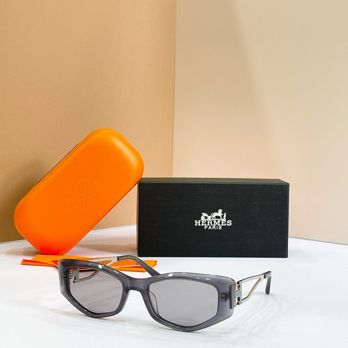 Hermes H8126S Sunglasses product image 4, provided for visual reference and product detail review