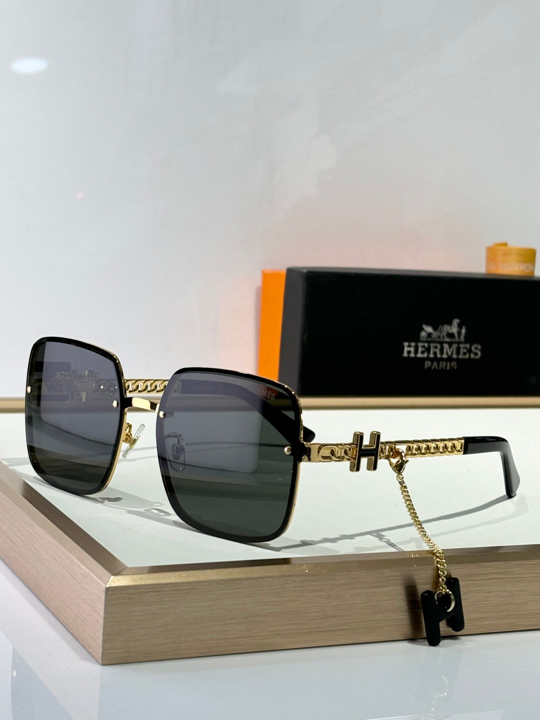 Hermes 9196 Sunglasses product image 7, provided for visual reference and product detail review