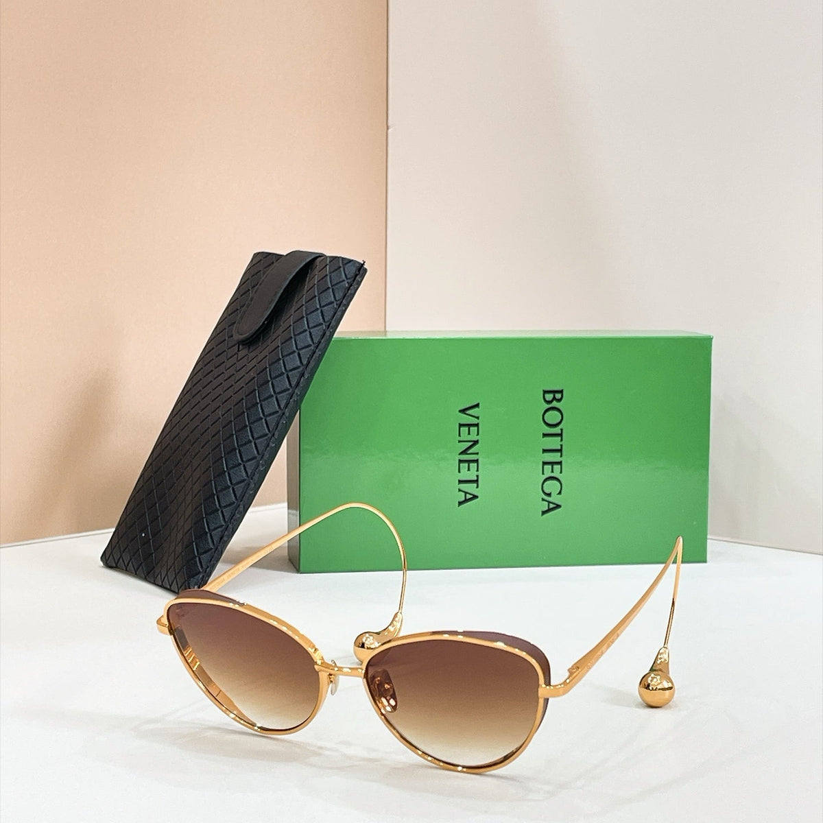 Bottega Veneta BV2035LA Sunglasses product image 1, provided for visual reference and product detail review